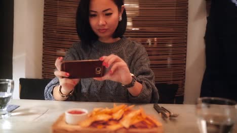 Tomar-una-foto-de-la-comida-por-la-cámara-del-teléfono-móvil