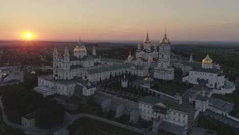 Vista-aérea-de-la-Santa-Dormición-Pochayiv-Lavra,-un-monasterio-ortodoxo-en-el-óblast-de-Ternopil-de-Ucrania.-Europa-del-Este