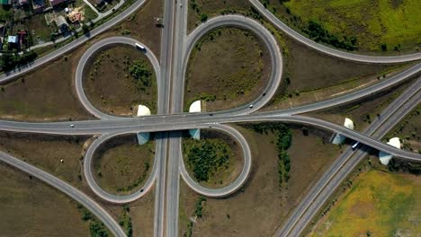 Intercambio-de-coches-grandes,-disparo-aéreo.-Ruta-Kiev-Zhytomyr