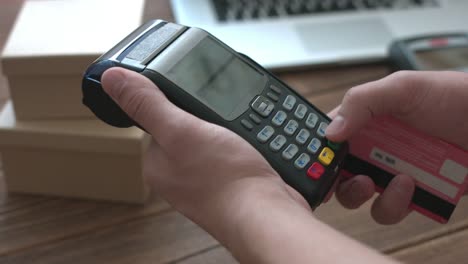 Man's-hand-pushing-the-button-and-swipe-credit-cardterminal