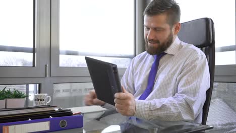 Businessman-taking-video-call,-social-media-on-tablet-app,-office