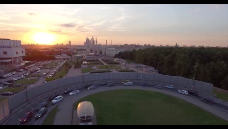 Luftaufnahme-der-Stadt-bei-Sonnenuntergang