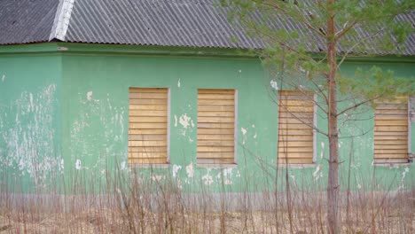 Ein-altes-verlassenes-Haus-mit-der-grünen-Farbe