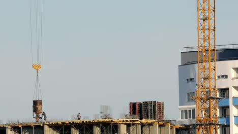 Gießen-von-Beton-in-einem-neu-gebauten-Haus