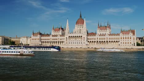 Verkehr-der-Schiffe-auf-der-Donau-vor-dem-Hintergrund-des-ungarischen-Parlamentsgebäudes