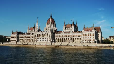 Flusskreuzfahrt-auf-der-Donau---Segeln-vorbei-an-das-Parlamentsgebäude-bei-Sonnenuntergang