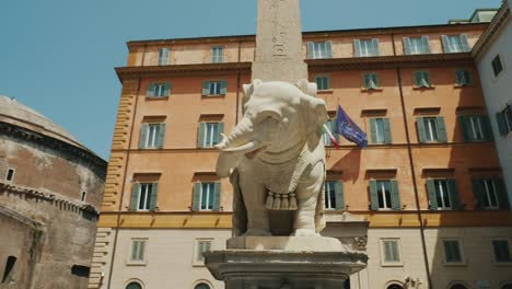 Elefante-de-Berninis-en-Piazza-della-Minerva.-Tiro-de-Steadicam