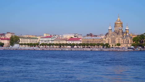 Un-submarino-en-el-río-Neva