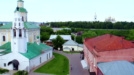 Aerial-Shot-Sehenswürdigkeiten-von-Wladimir.-Fußgängerzone-Straße-George