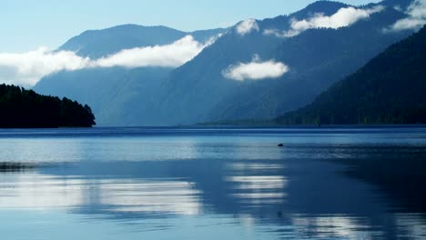 Hermosa-vista-de-un-valle-de-montaña-con-un-lago