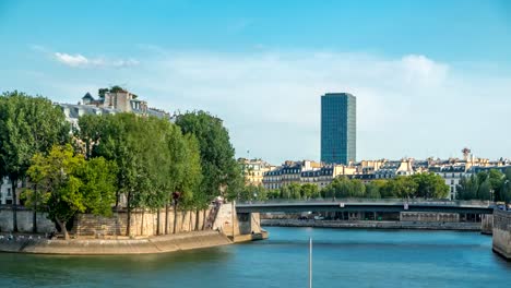 Ufer-der-Seine-in-der-Nähe-von-Notre-Dame-mit-Saint-Louis-Brücke-timelapse