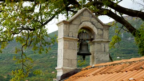 Kapelle-auf-dem-Friedhof-mit-einem-Glockenturm-und-einer-großen