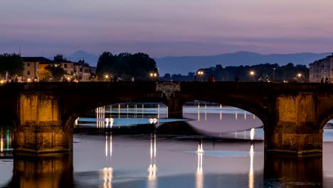 Dämmerung-Himmel-Szene-von-Ponte-Santa-Trinita-Heilige-Dreifaltigkeit-Brücke-Tag-zu-Nacht-Zeitraffer-über-Fluss-Arno