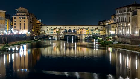 Famoso-Ponte-Vecchio-puente-timelapse-sobre-el-río-Arno-en-Florencia,-Italia,-encendido-para-arriba-por-la-noche