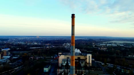 Müllverbrennungsanlage.-Müllverbrennungsanlage-Pflanze-mit-Schornstein-Rauchen.-Das-Problem-der-Umweltverschmutzung-durch-Fabriken.