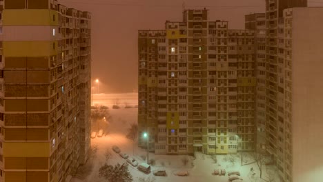 Ein-Schneesturm-in-der-Stadt.-Blick-aus-dem-Fenster-zum-Hof-in-der-Nacht.-statische-timelapse