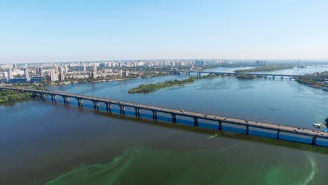 Kiew,-Ukraine.-Luftaufnahme-der-Straßenbrücke---Moskau-Brücke-über-den-Dnjepr.-Sonnenuntergang-in-Kiew,-Osteuropa