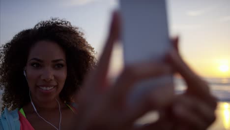 Ethnische-afroamerikanische-Frauen-nehmen-Selfie-am-Strand