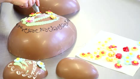 Ostern-Schokoladeneier-Hände-Konditor-dekorieren