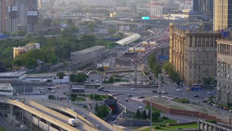 Russland-Moskau-Stadtverkehr-dritten-ring-Straße-aerial-Panorama-4k-Sommerabend