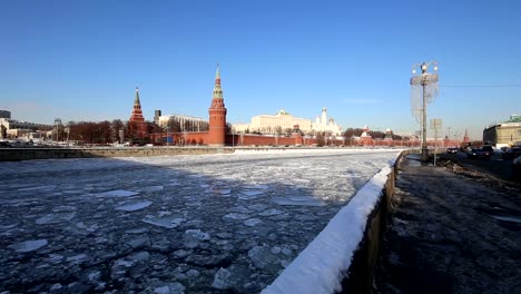 Blick-auf-den-Fluss-Moskwa-und-den-Kreml-(Wintertag),-Moskau,-Russland