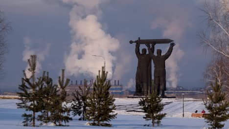 Hinten-vorne-Denkmal-in-Magnitogorsk-(Zeitraffer-Video)