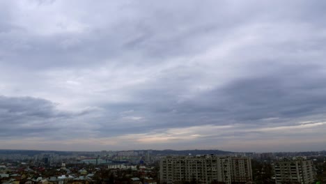 Zeitraffer-der-Wolken-über-die-Dächer-der-Stadt-4k