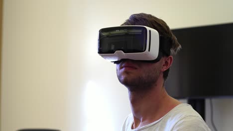 Mann-trägt-Vr-virtuelle-Realität-Gläser-verwenden-Goggles-Kopfhörer-im-Büro.