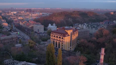 Aérea-de-disparos-la-noche-de-la-ciudad-Kiev-y-St-Andrew's-iglesia,-Europa,-Ucrania