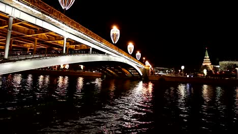 Puente-de-piedra-cerca-de-Kremlin-(de-noche),-la-vista-más-popular-de-Moscú,-Rusia