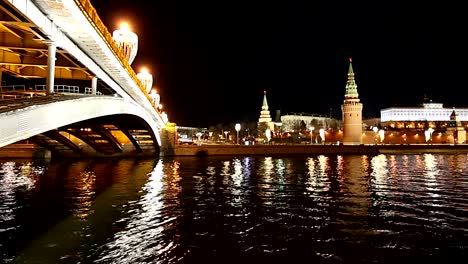 Puente-de-piedra-cerca-de-Kremlin-(de-noche),-la-vista-más-popular-de-Moscú,-Rusia