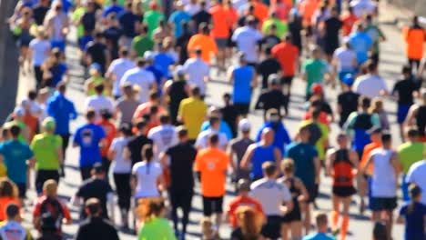 Gente-de-maratón-de-la-ciudad-corriendo