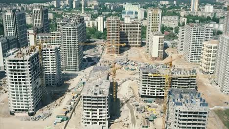 Vista-aérea.-Construcción-de-un-moderno-barrio-con-infraestructura-desarrollada-y-apartamentos-residenciales.-Un-sitio-de-construcción-con-grúas-y-edificios-altos.-Venta-y-alquiler-de-bienes-inmuebles