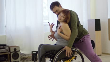 Parapléjico-mujer-bailando-en-silla-de-ruedas-con-su-novio