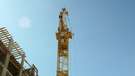 Torre-de-trabajo-de-la-grúa-de-construcción-edificio-4k