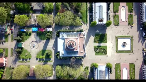 Slow-Motion-und-Videodreh-strikt-nach-oben-aus-der-Drohne-über-den-zentralen-Pavillon-von-dem-National-Exhibition-Centre-in-Kiew,-Ukraine.-Blick-vom-Drohne-in-FullHD-hochauflösendes-video