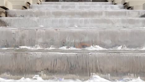 Eine-große-Kaskadenbrunnen-Wasserfall.