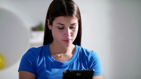 Mujer-joven-comer-el-desayuno-en-el-hogar-con-Tablet