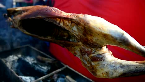 Entera-de-la-lámpara-en-un-asador-de-la-asación-en-barbacoa-carbón