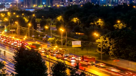 Nacht-Panorama-des-Verkehrs-und-Fenstern-der-Häuser-am-Rande-der-Metropole,-Zeitraffer