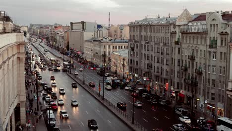 Gente-y-coches-que-se-mueven-a-lo-largo-de-la-perspectiva-de-San-Petersburgo-por-la-noche