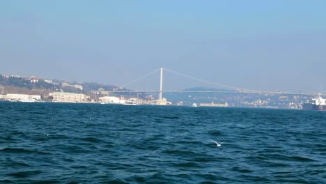 Goldene-Horn-U-Bahn-Brücke-und-Stadtbild-Ansicht,-Reise-durch-Bosporus,-Sequenz