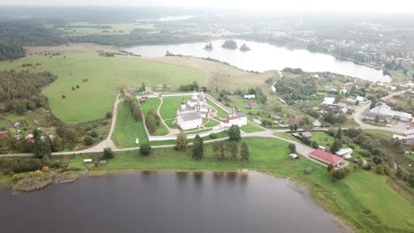 El-monasterio-de-Ferapontov.-Lago-de-Borodaevsky.-Paisaje-Ruso