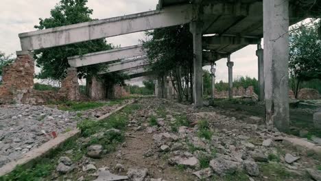 Imágenes-de-Drone-aéreos.-Volar-dentro-de-granja-abandonada