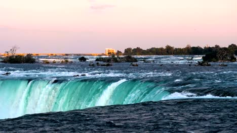 Wasser-Rauschen-über-Horseshoe-Falls,-Niagara-Falls,-Ontario,-Kanada.-Sonnenuntergang