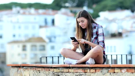 Sorpresa-a-adolescente,-búsqueda-de-contenido-en-línea-en-un-teléfono