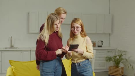 Group-of-friends-networking-with-tablet-pc-indoors