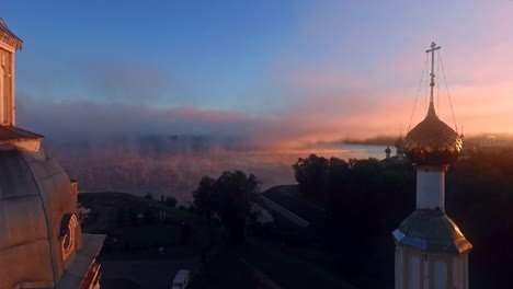 Vista-del-amanecer-de-Uglich-en-Río-de-Volga,-Rusia