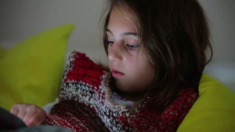 Niña-estudiando-y-haciendo-tareas-en-el-hogar-con-tablet.