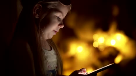 Kleine-Mädchen-Typisierung-Nachricht.-Kind-in-der-Nacht-nutzt-Smartphone-mit-Exemplar